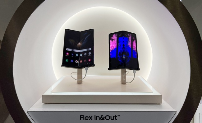 Flex In & Out OLED