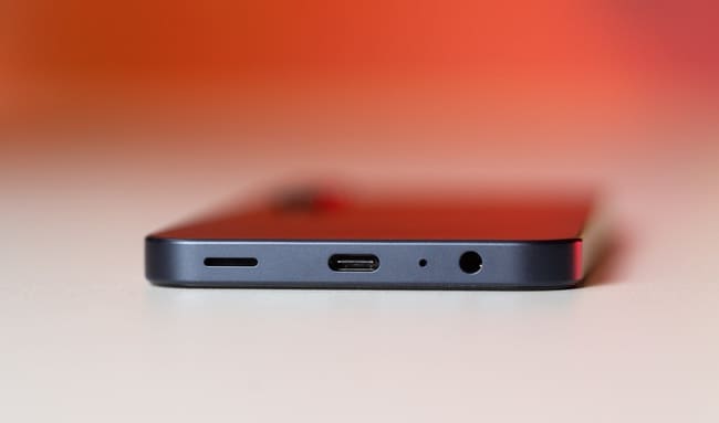 جک هدفون، پورت USB-C و اسپیکر در قسمت پایینی آ۱۵