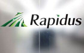 لوگوی شرکت تراشه سازی Rapidus روی شیشه