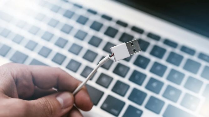 بررسی کابل و اتصالات USB