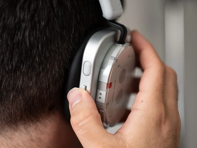دکمه‌های کنترلی Nothing Headphone 1