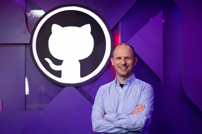 Thomas Dohmke در کنار لوگوی Github