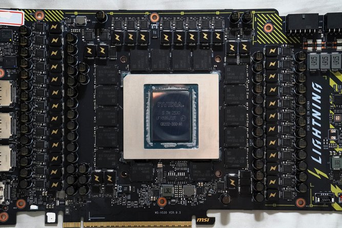 کارت گرافیک فوق قدرتمند RTX 5090 Lightning؛ پرچمدار افراطی MSI با خنککننده مایع و 1600 وات توان MSI-RTX-5090-Lightning-PCB-_3.jpg
