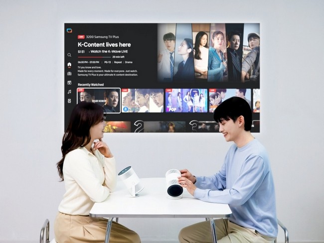 پروژکتور قابل حمل +Freestyle سامسونگ رونمایی شد؛ نمایش تصویر حتی روی سطوح ناهموار پروژکتور Freestyle+ سامسونگ